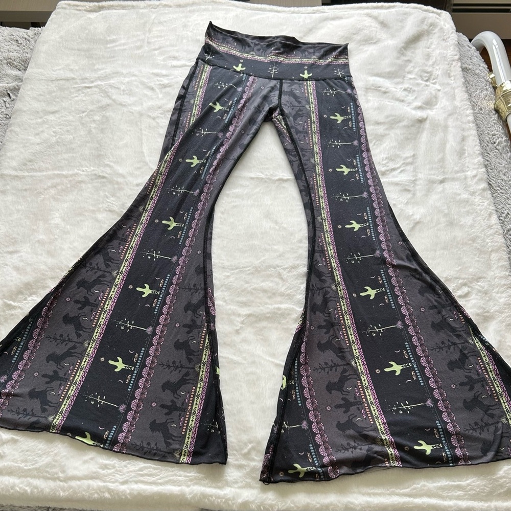Teeki Wild and Free Western  Graphic Print Flare Bell Bottom Yoga Pants - Picture 4 of 8